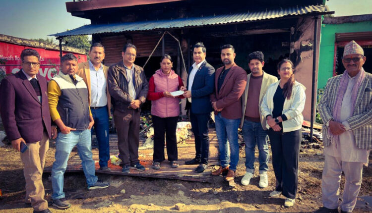 आगलागी पीडितलाई कैलाली उद्योग वाणिज्य संघद्वारा ५० हजार सहयोग