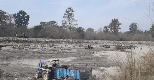 कर्णालीको पानी रोक्न बनाएको तटबन्धमूनि उत्खनन्