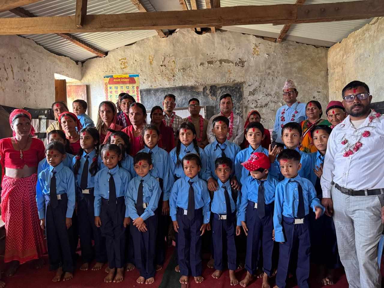 ‘खान पुगोस् दिन पुगोस्’ अभियानद्वारा डडेल्धुरामा विद्यार्थीलाई पोसाक वितरण