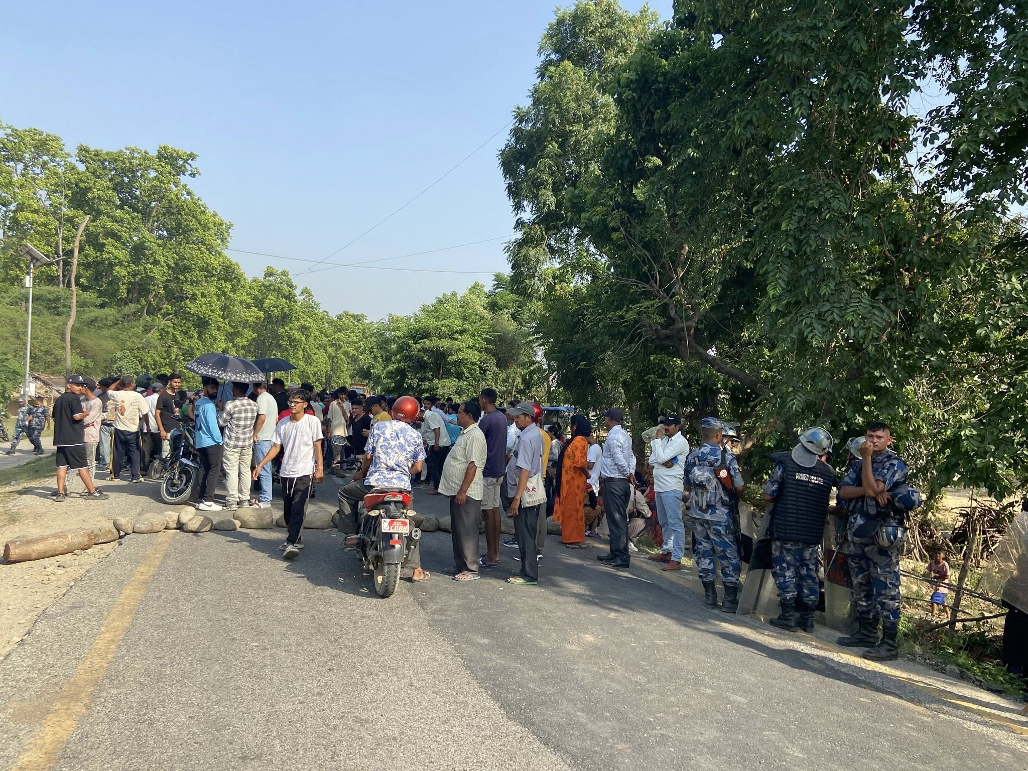 कञ्चनुरमा जिपको ठक्करबाट पैदल यात्रीको मृत्युपछि राजमार्ग अवरुद्व