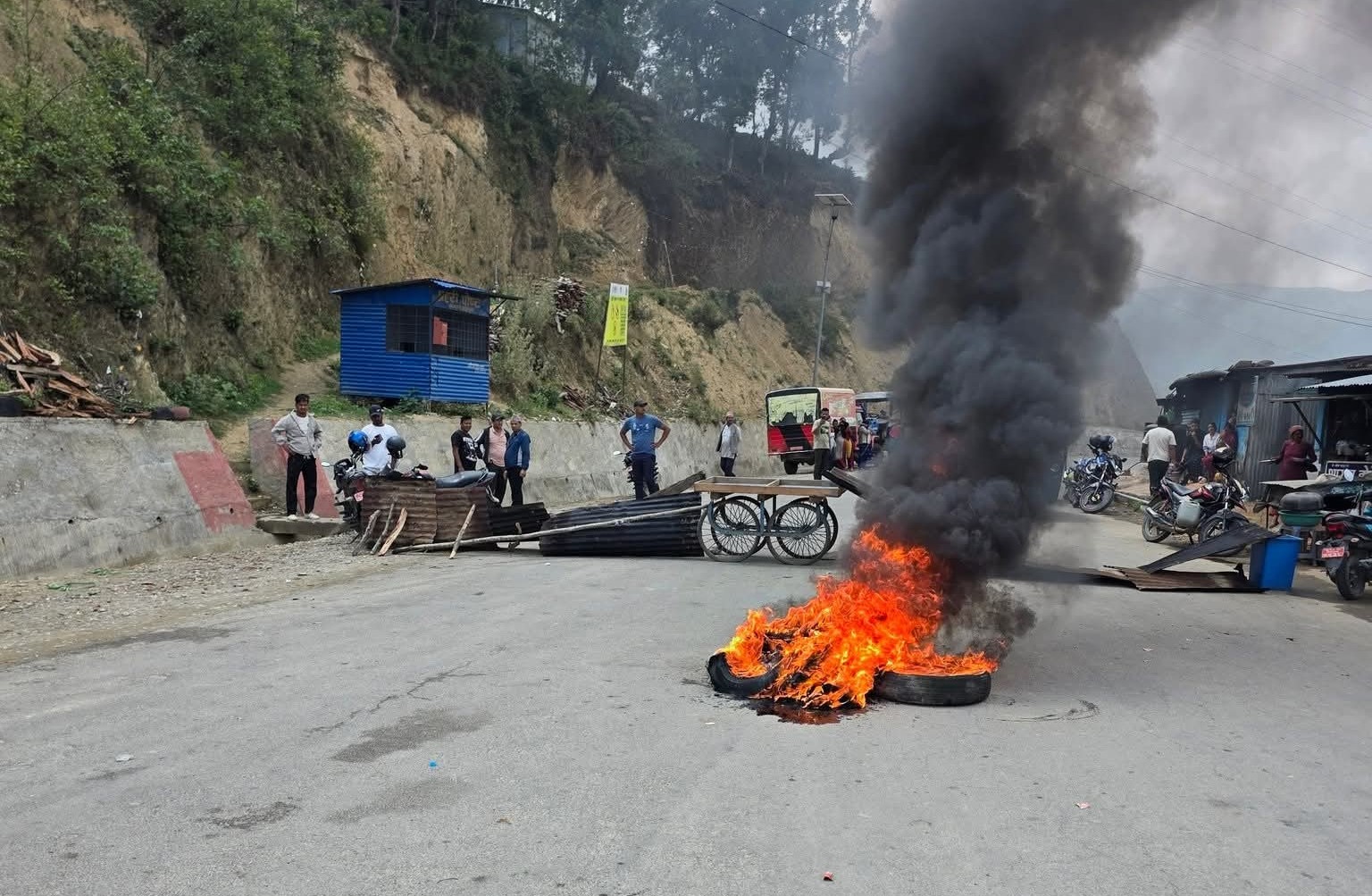 डडेल्धुराको स्याउलेमा चक्काजाम, सात पहाडी जिल्लामा आवतजावत ठप्प