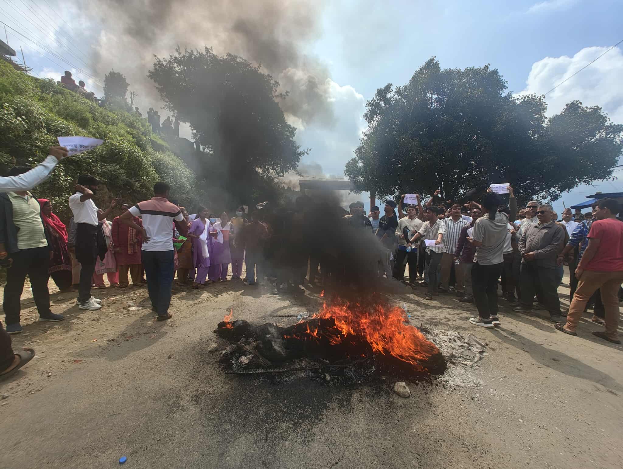 डडेल्धुरामा सरकारको दमनविरुद्व प्रदर्शन, ओली र देउवाविरुद्ध नाराबाजी