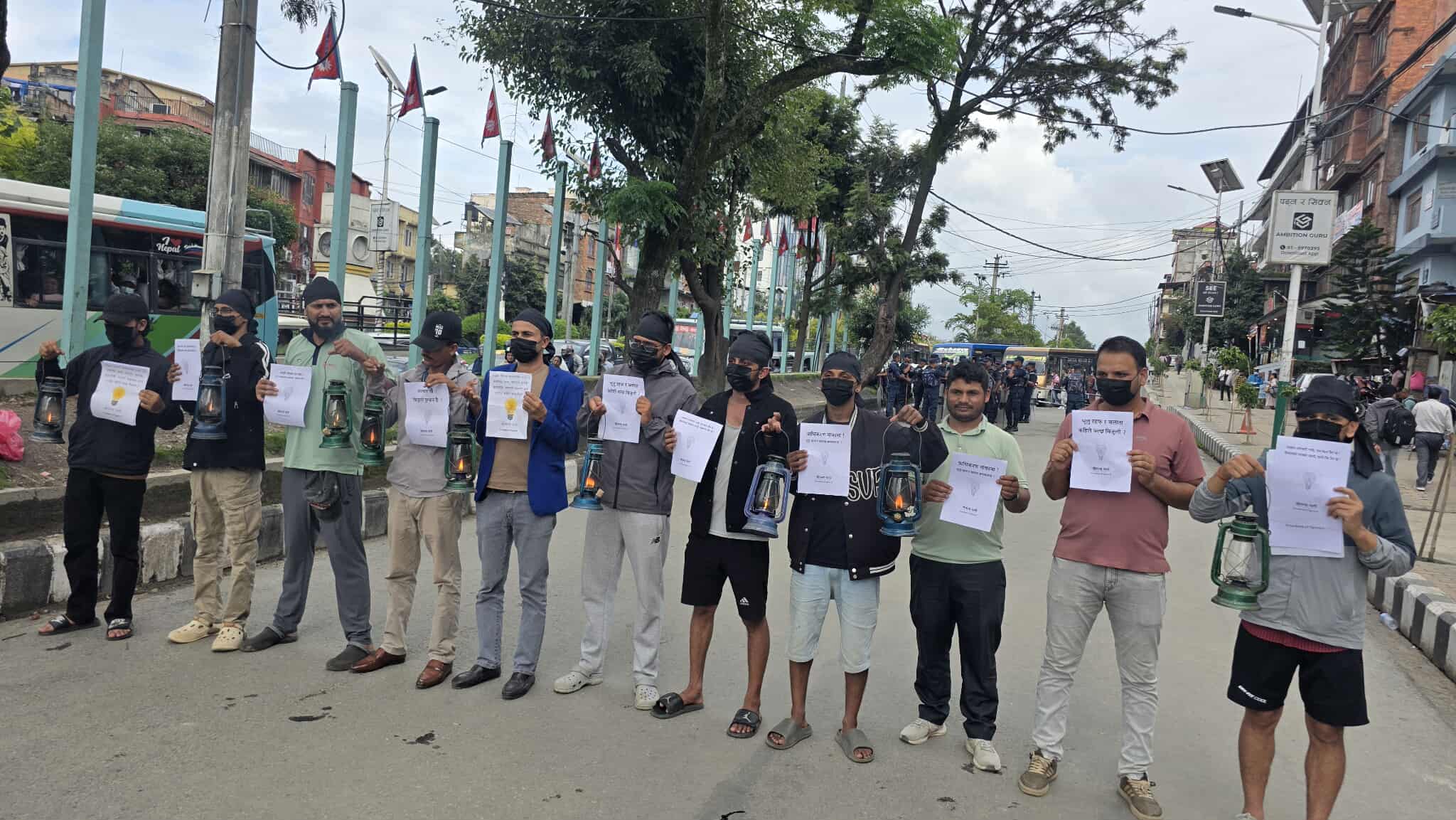 अछामका गाउँमा बिजुली माग्दै काठमाडौंमा ‘लालटिन आन्दोलन’