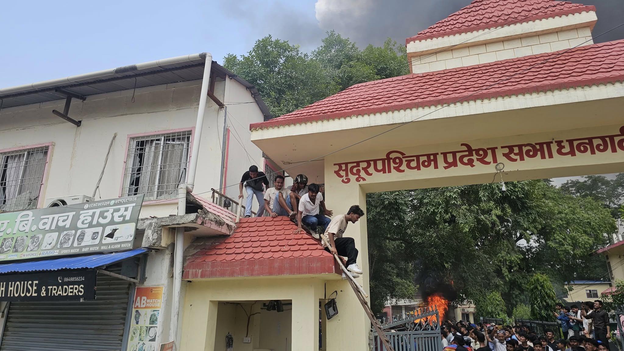 सुदूरपश्चिम प्रदेशसभा र कानुन मन्त्रालयमा आगजनी