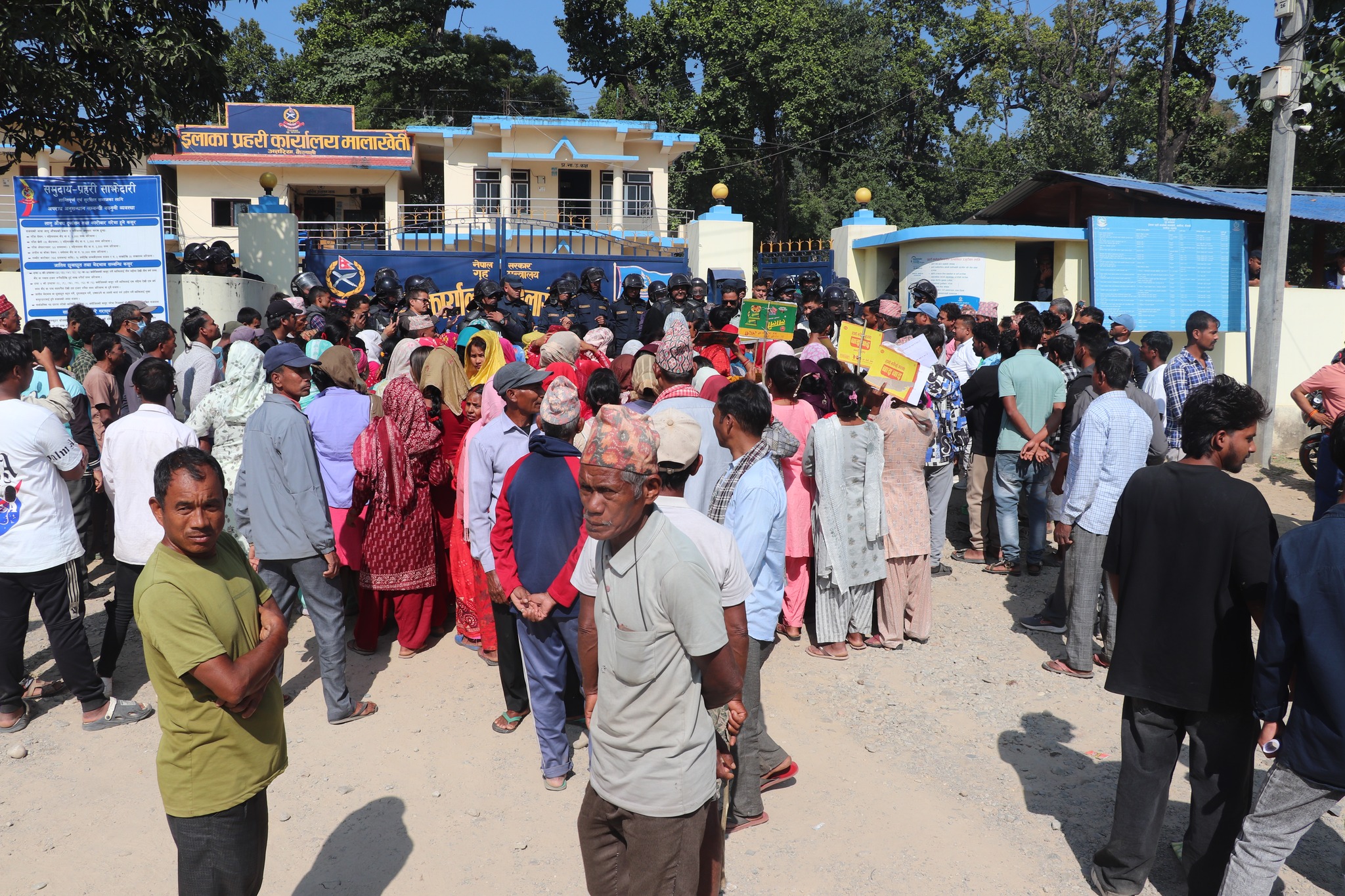 कैलालीमा मृत भेटिएका शेरबहादुरका आफन्त आन्दोलित, प्रहरी कार्यालय घेराउ