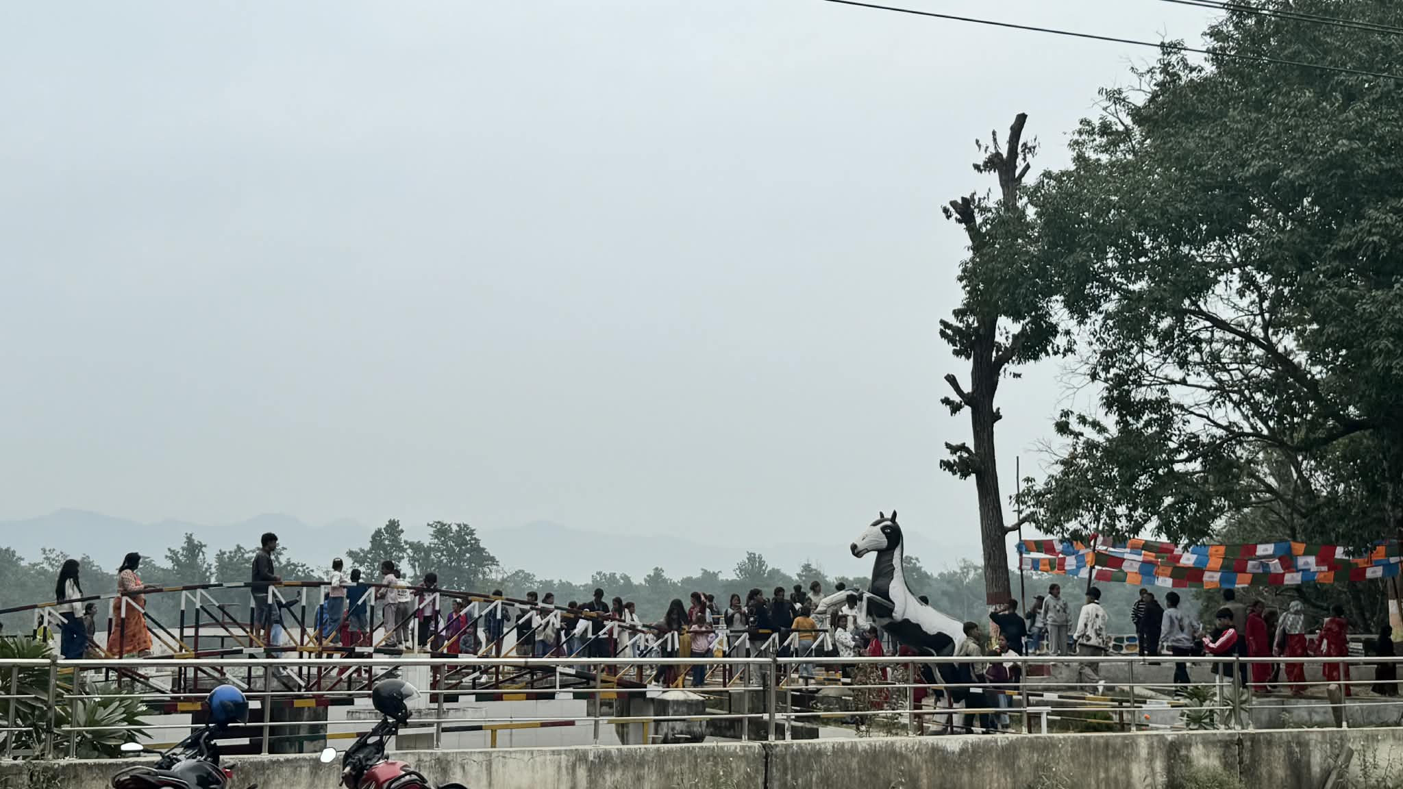 आन्तरिक पर्यटकले भरिभराउ छन्  कैलालीका पर्यटकीय स्थल