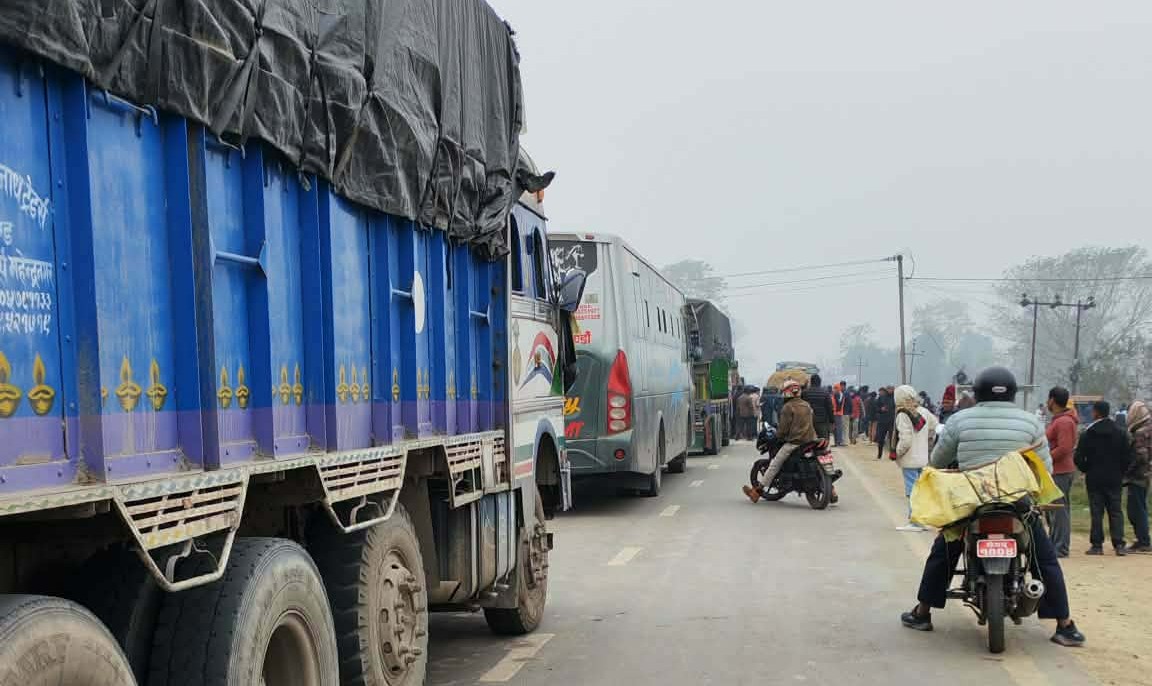 कैलालीमा ट्रकको ठक्करबाट किशोरको मृत्यु, पूर्वपश्चिम राजमार्ग अवरुद्ध