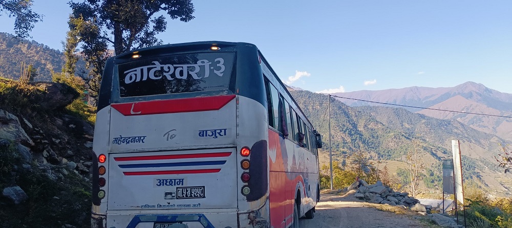 कोल्टीमा बस पुगेपछि स्थानीय हर्षित