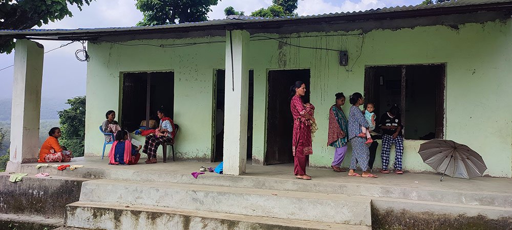 'बर्थिङ सेन्टर' पुग्न दुई घण्टाको पैदल यात्रा