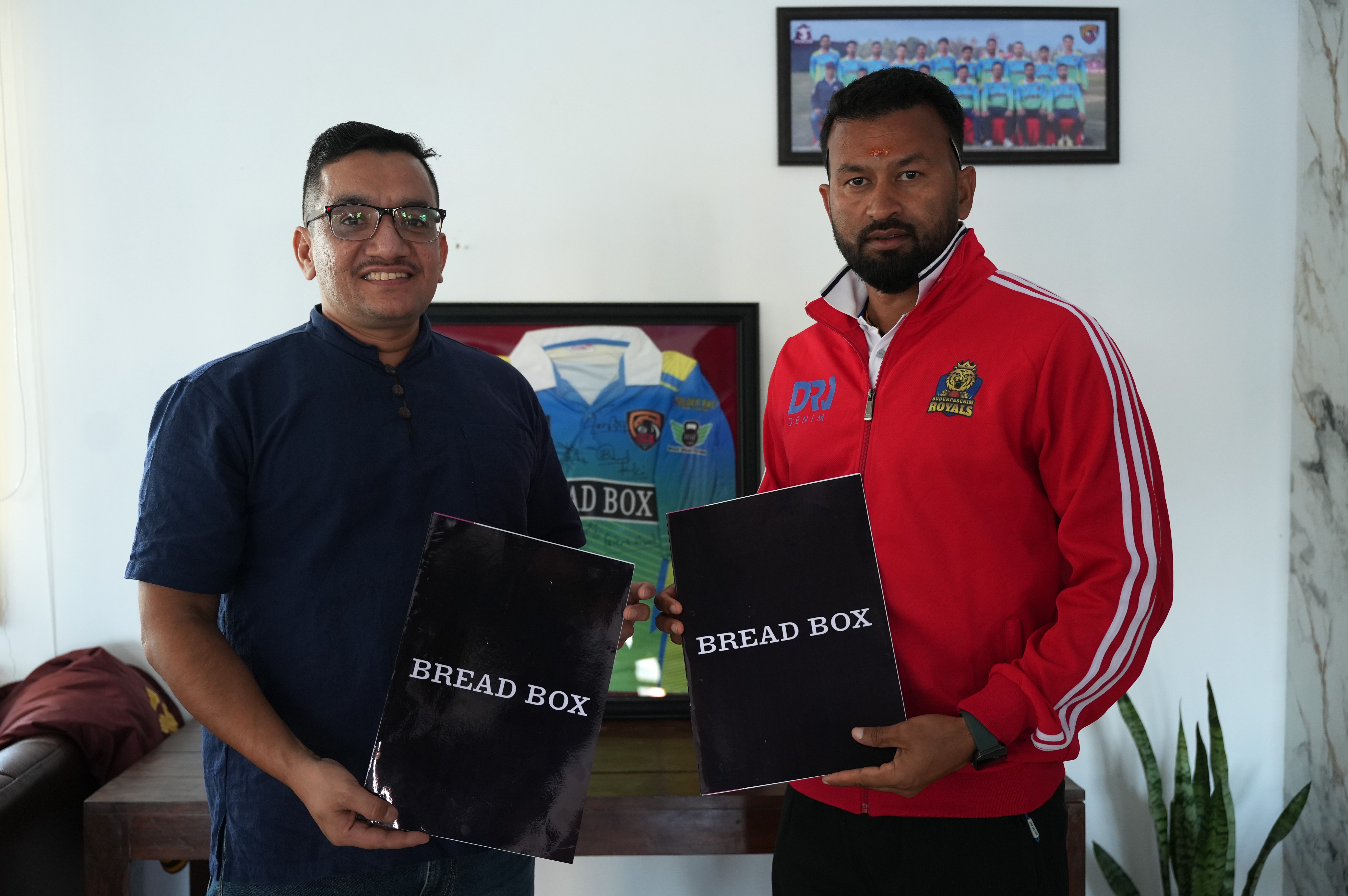 धनगढीको ब्रेड बक्सको ब्रान्ड एम्बासडरमा क्रिकेटर विनोद भण्डारी नियुक्त