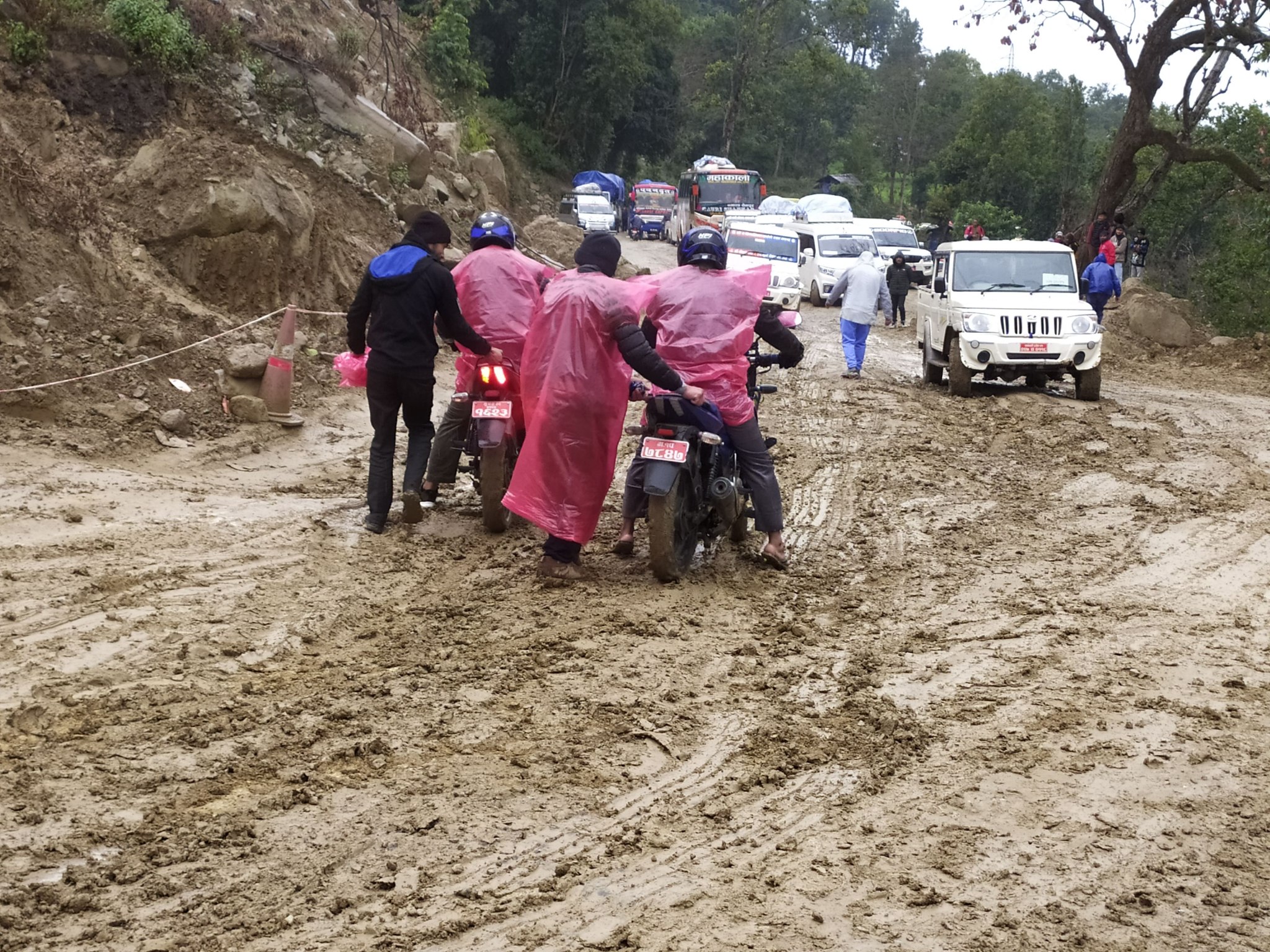 कैलालीको बुढीतोलामा वर्षाले सडक चिप्लो, आवतजावतमा समस्या