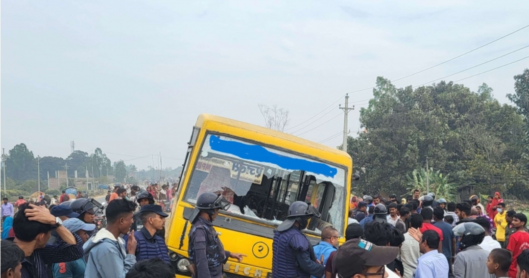 कैलालीमा स्कुल बसको ठक्करबाट मोटरसाइकल चालकको मृत्यु