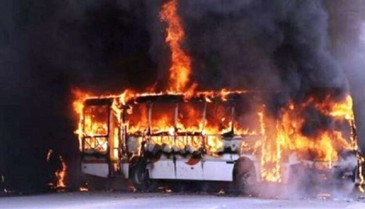 कञ्चनपुरमा रोकेको बसमा लाग्यो आगो