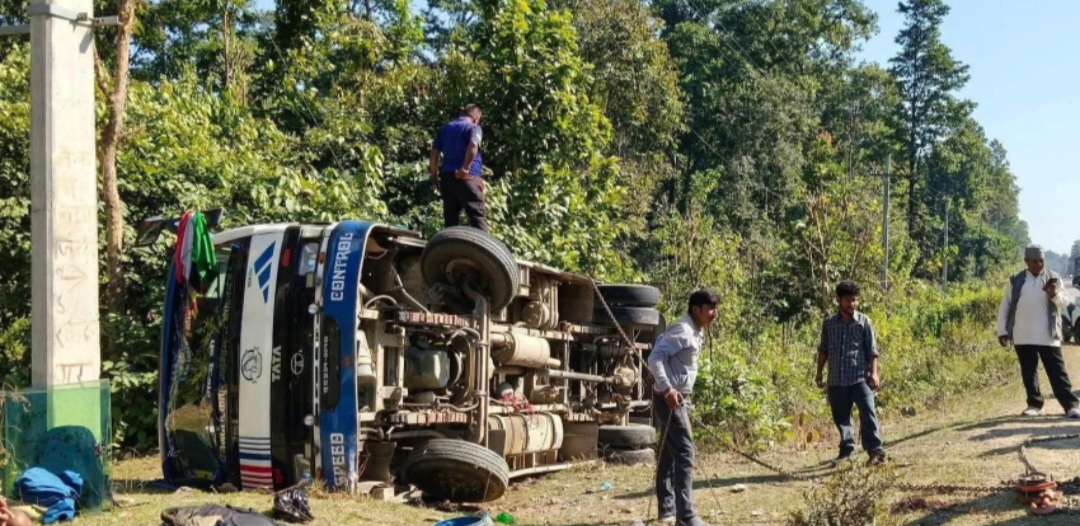 कैलालीमा बस दुर्घटना, छ जना घाइते