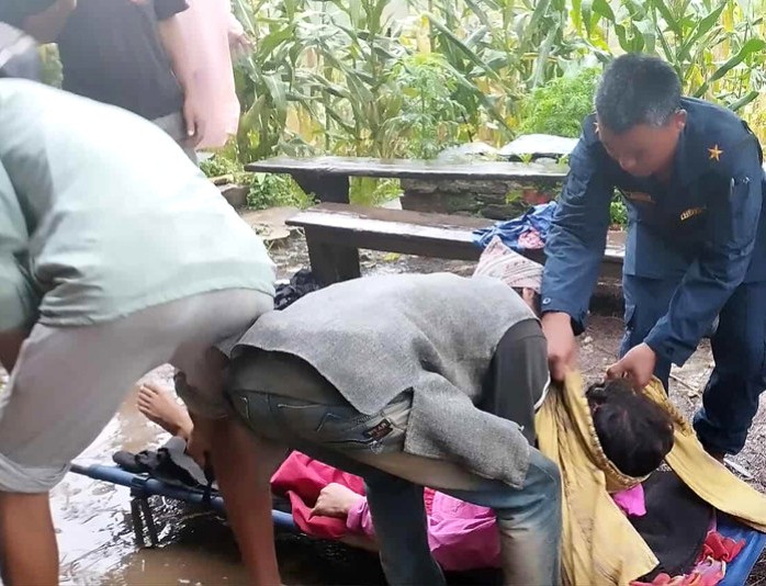 अछाममा छाउ बार्न त्रिपालमुनि बास, ढुङ्गाले च्यापिएर बालिका र महिलाको मृत्यु
