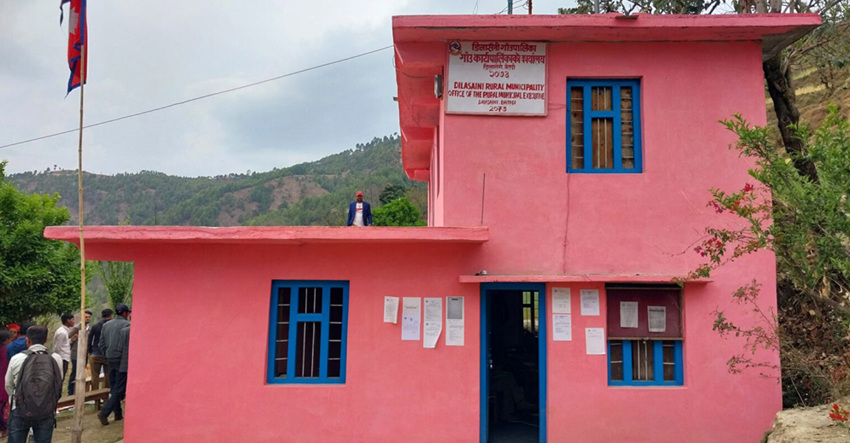 सहिद परिवारको घाउमा मलम लगाइरहेको डिलासैनी गाउँपालिका