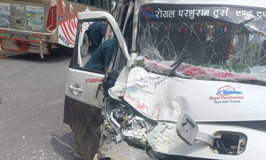कैलालीमा बस र हायस ठोक्किएर दर्घटना, तीन जना घाइते