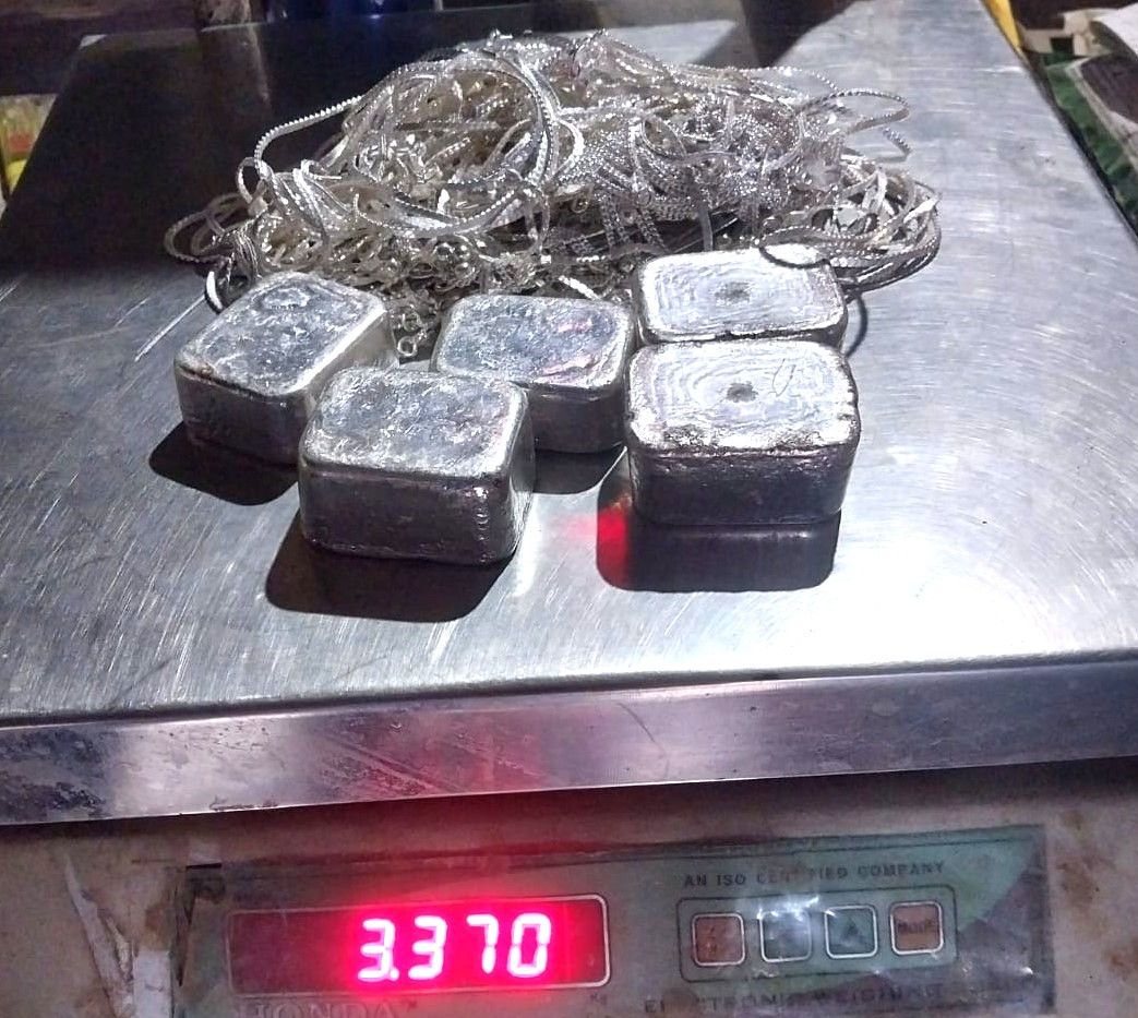 धनगढीमा चाँदीका गहनासहित भारतीय नागरिक पक्राउ