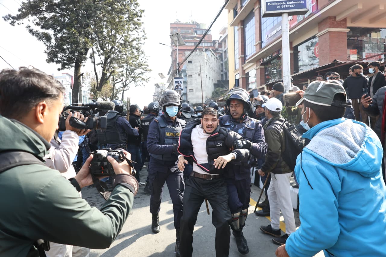 प्रधानमन्त्रीको राजीनामा माग्दै प्रदर्शन