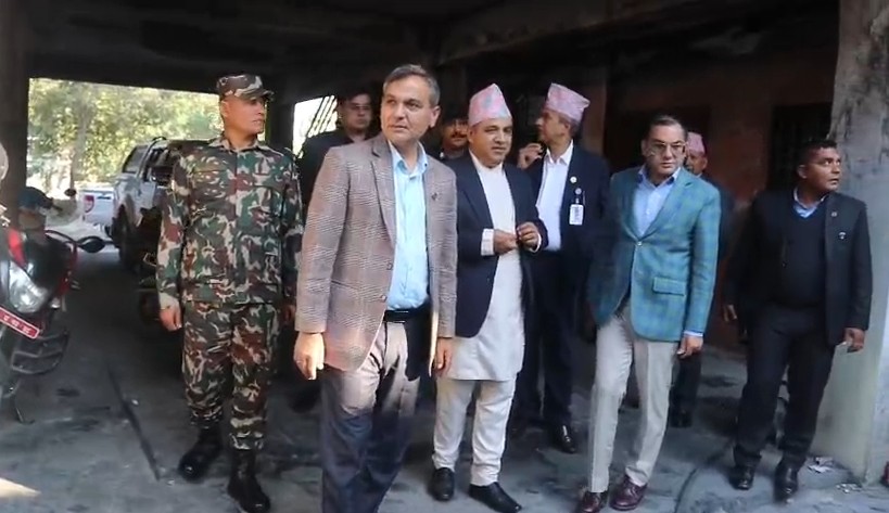 क्षतिग्रस्त मुख्यमन्त्री कार्यालयको गृहमन्त्री अर्यालद्वारा निरीक्षण