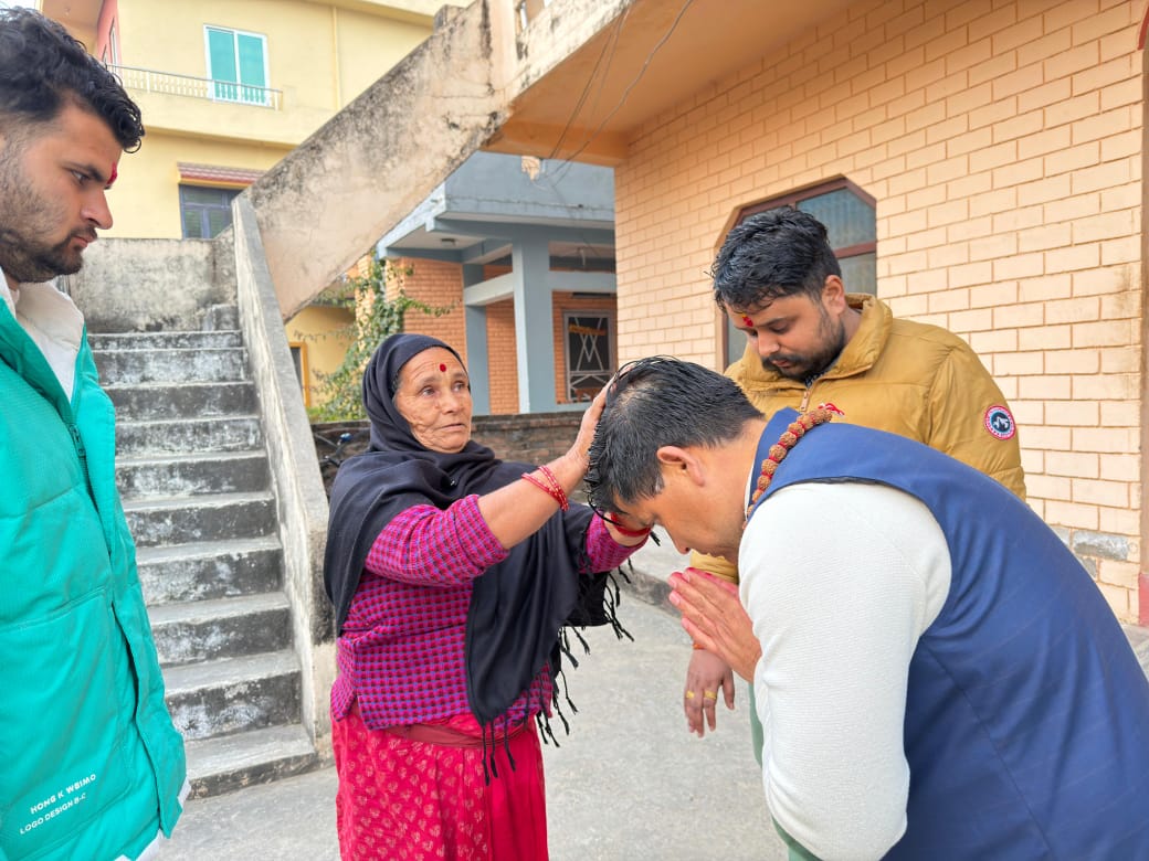 कैलाली ५ मा रास्वपा उम्मेदवार चन्दले सहिद गाैरब जाेशीकाे घरबाट शुरू गरे चुनावी प्रचार