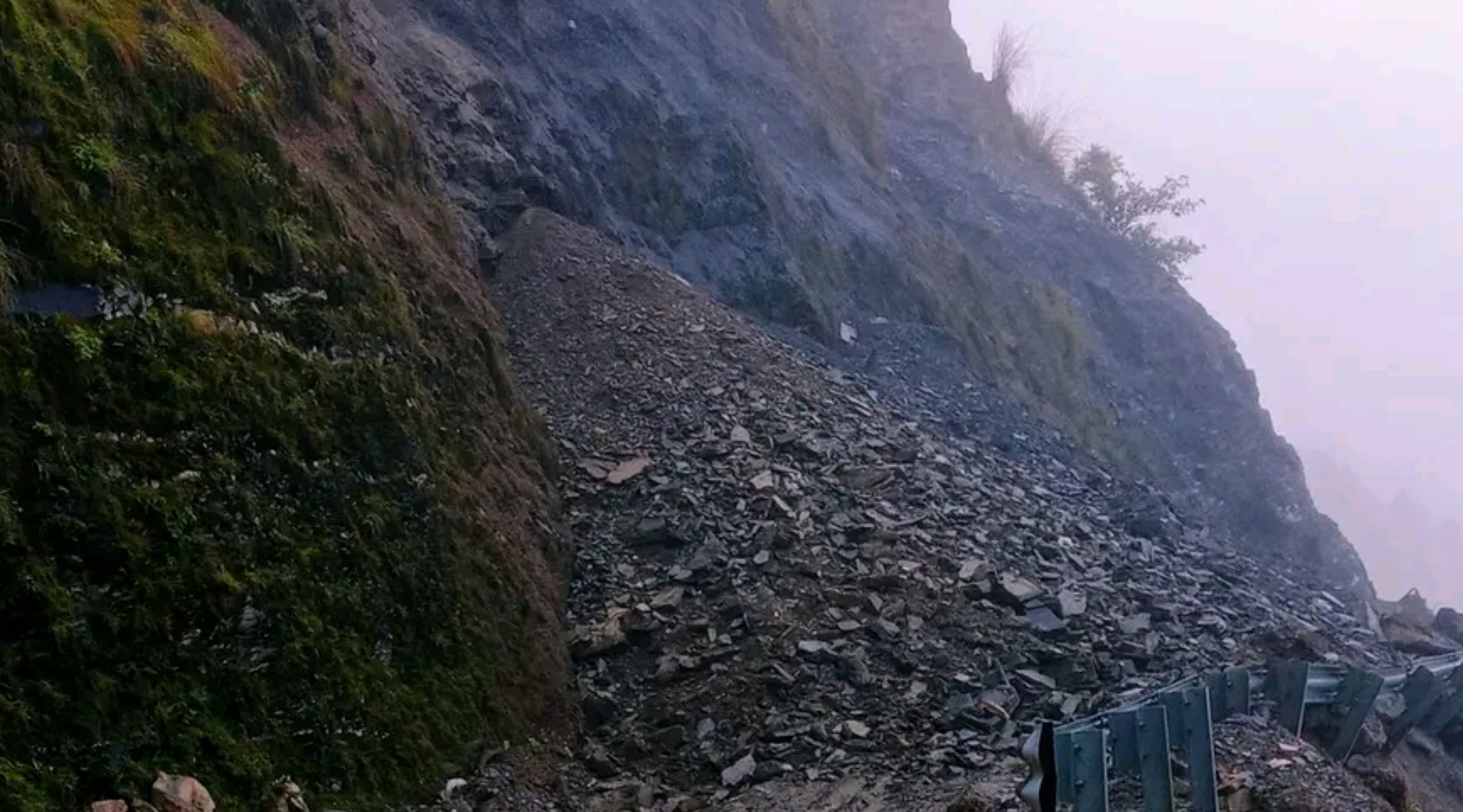 पहिरोले अवरुद्ध जयपृथ्वी राजमार्ग १० घण्टापछि सुचारु