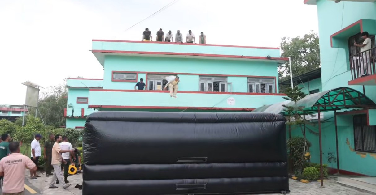 धनगढी उपमहानगरले ल्यायो ‘जम्प एयर ब्याग’, आगलागीमा उद्धार गर्न सहज हुने