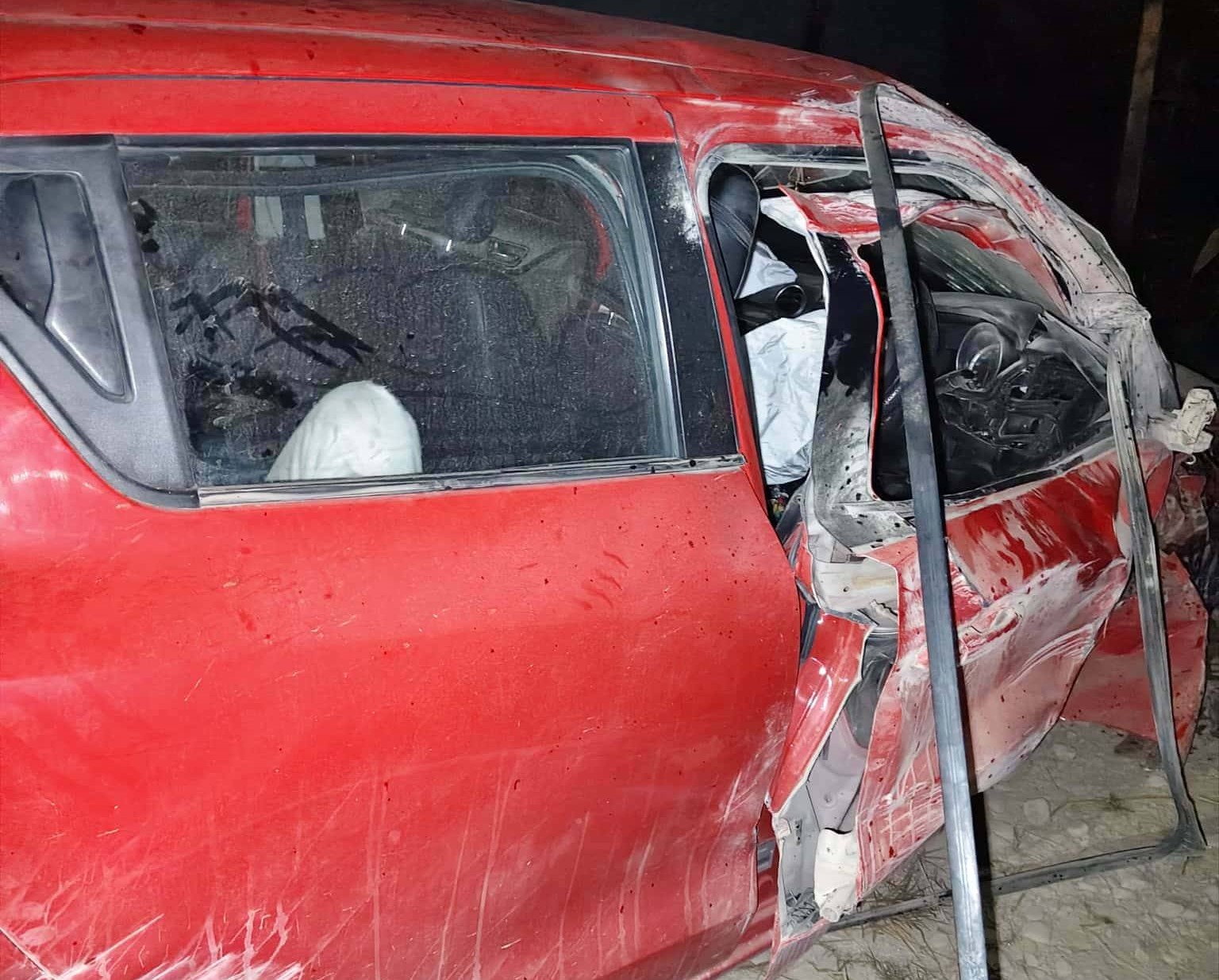 कैलालीमा हाई मास्ट लाइटको पोलमा ठोक्किएर कार दुर्घटना