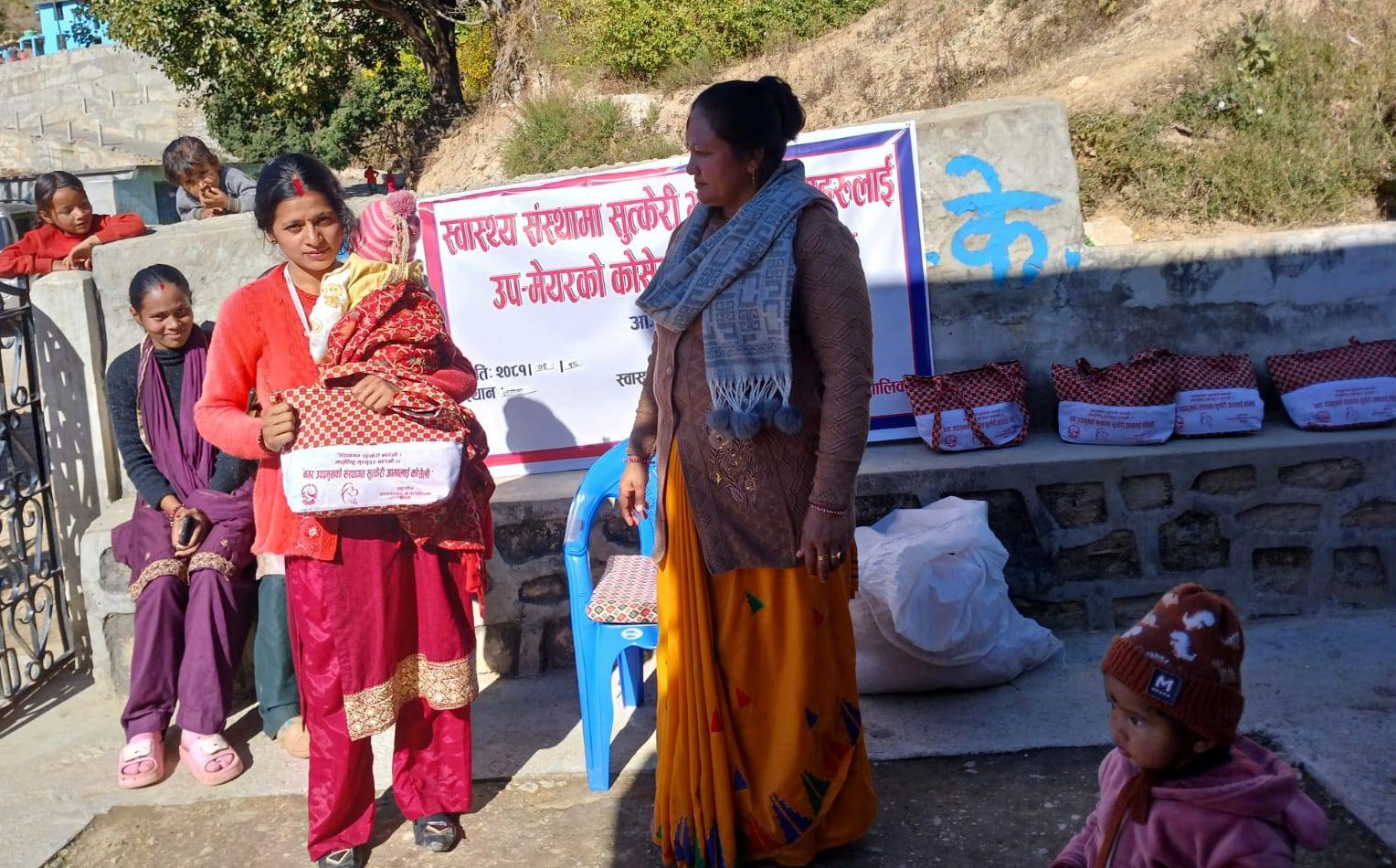 बैतडीको दशरथचन्दमा स्वास्थ्य संस्थामा सुत्केरी हुनेलाई ‘उपमेयरको कोसेली’