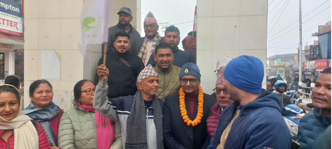 सहिदको फोटोमा माल्यार्पण गरी कैलाली ५ का कांग्रेस उम्मेदवार शाहले सुरु गरे घरदैलो