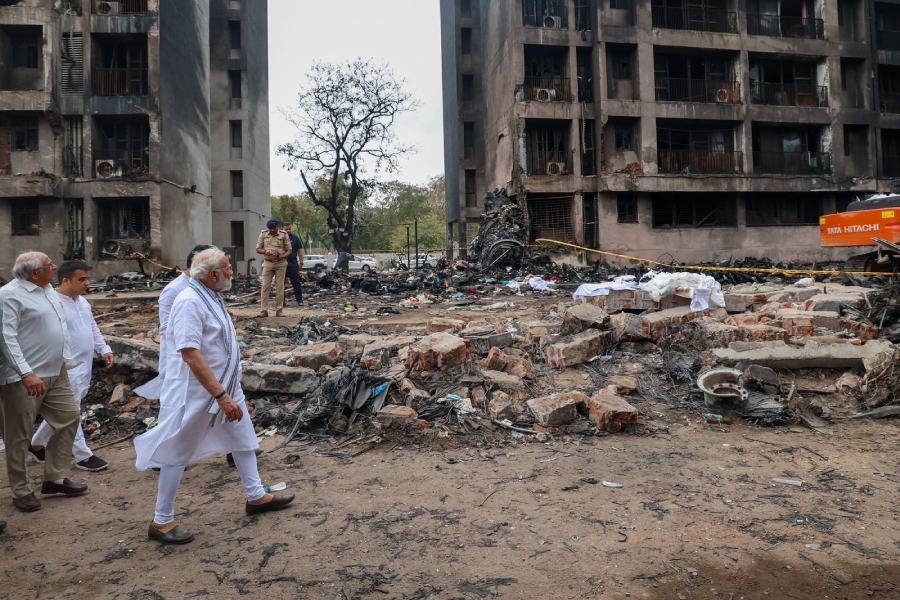 विमान दुर्घटनास्थलमा भारतीय प्रधानमन्त्री मोदी