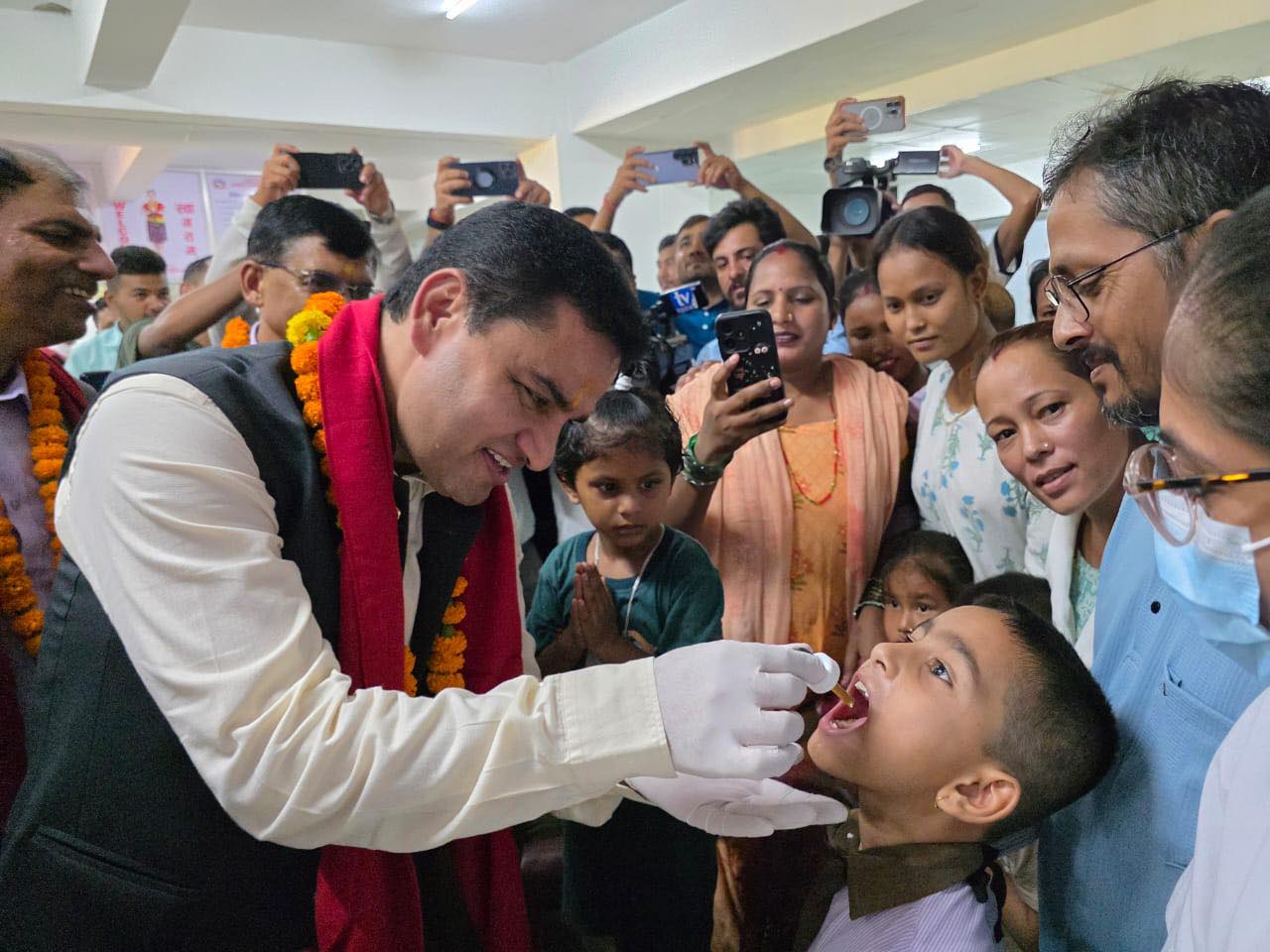 स्वास्थ्य मन्त्री पौडेलले धनगढीमा शुरु गरेको ‘स्वर्ण बिन्दु प्राशन’ कार्यक्रम विवादमा