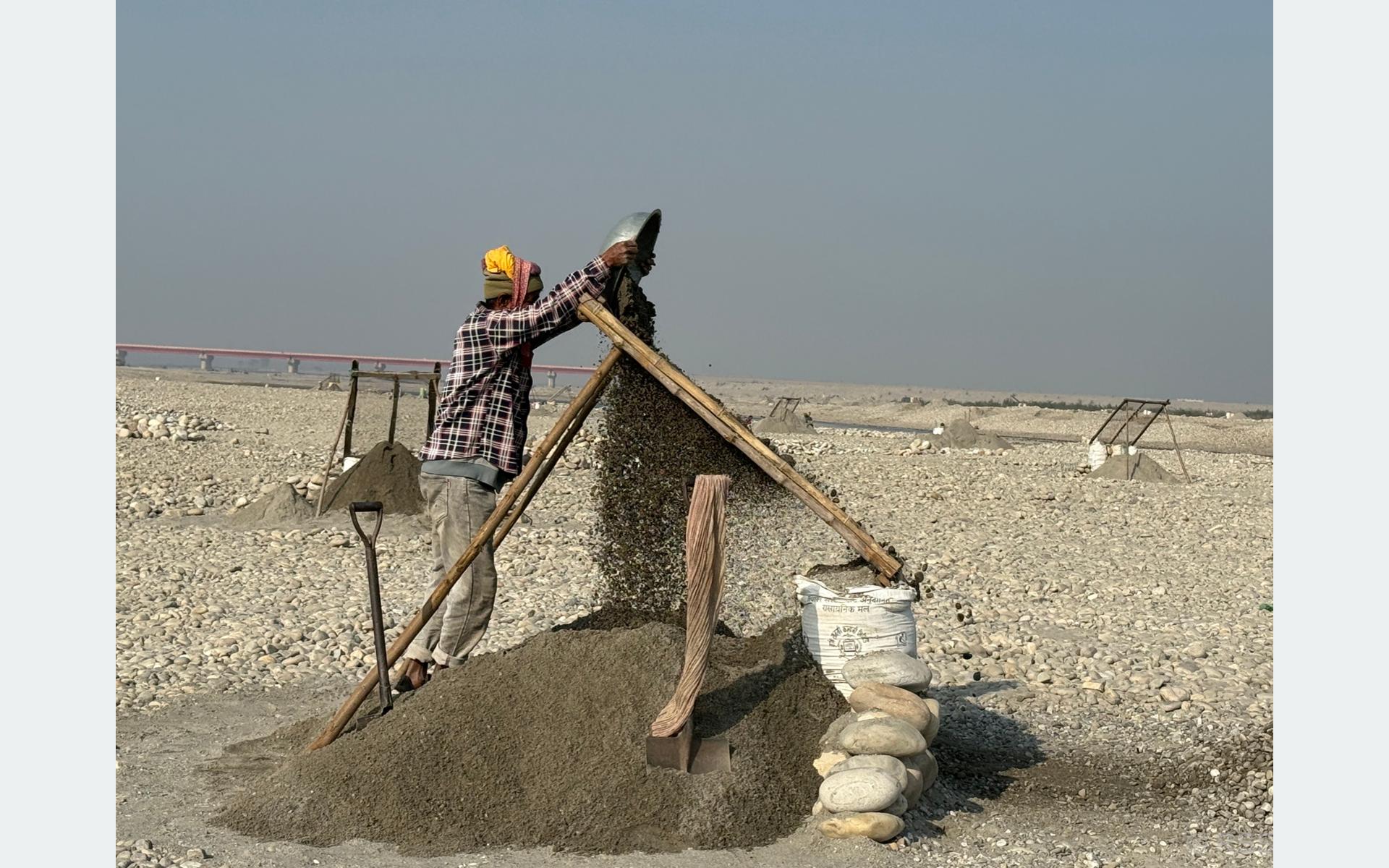 महाकालीको बगरमा बालुवा छानेर जीविका चलाउने दम्पतीहरू