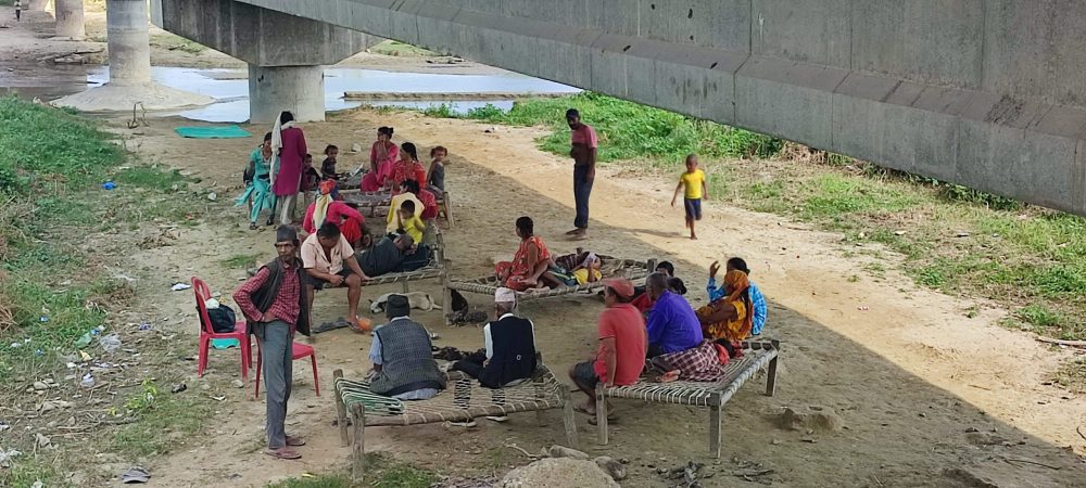 डडेल्धुरामा पहिरोले घरखेत बगायाे, दुई दशकदेखि पुलमुनि बास