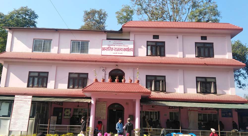 अत्तरियाका दुई पसलमा भन्सार र राजश्वको छापा