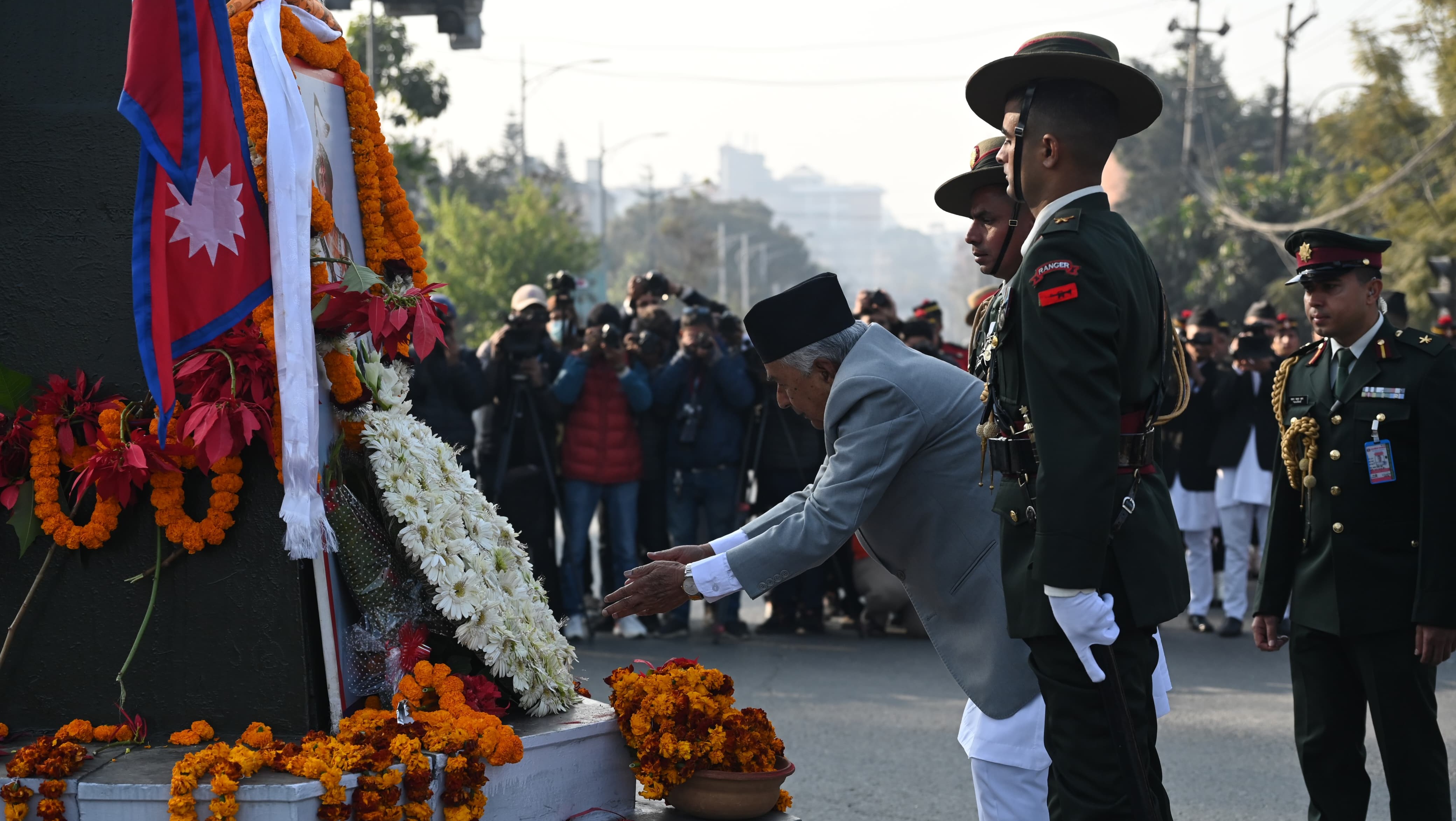 राष्ट्रपतिद्वारा पृथ्वीनारायण शाहको सालिकमा माल्यार्पण