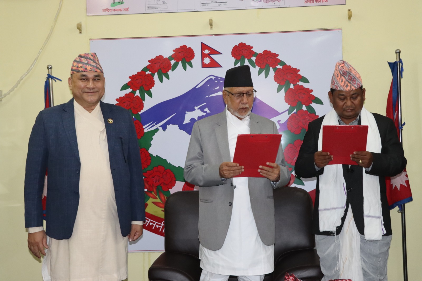 सुदूरपश्चिमका नवनियुक्त उद्योगमन्त्री चौधरीले लिए शपथ