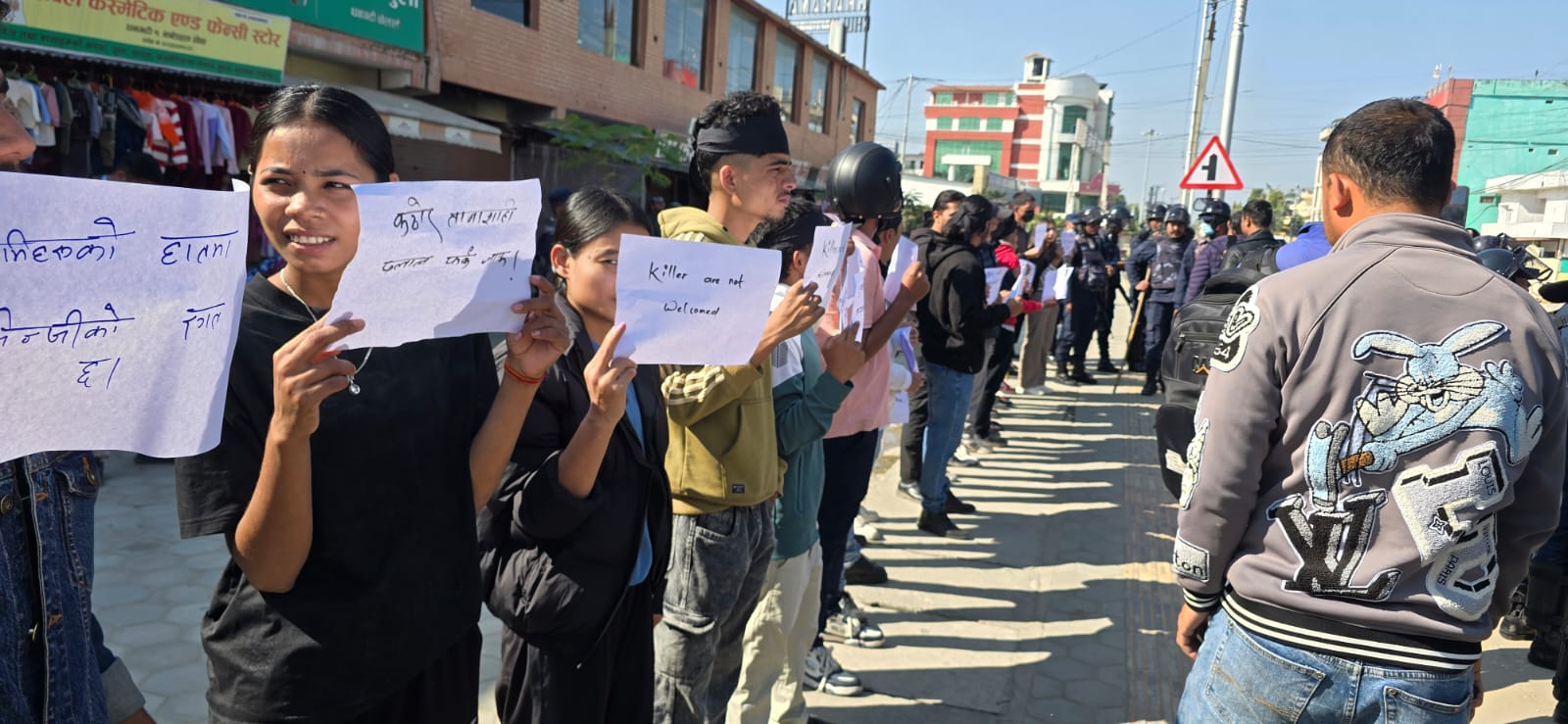 धनगढी पुग्दै एमाले नेता महेश बस्नेत, सडकमा जेनजी  (तस्बिरहरु)