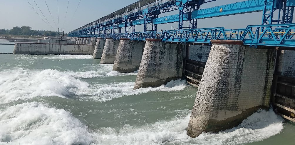 महाकालीमा पानीको बहाब एक लाख सात हजार क्युसेक, चारपाङ्ग्रे सवारीसाधन फेरि बन्द