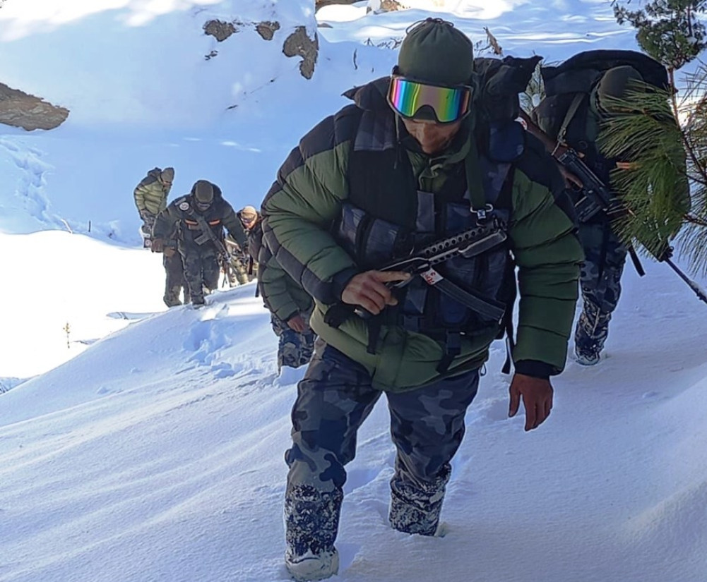 हिउँले ढाकिएको छाङरूमा पहरा गर्दै सशस्त्र