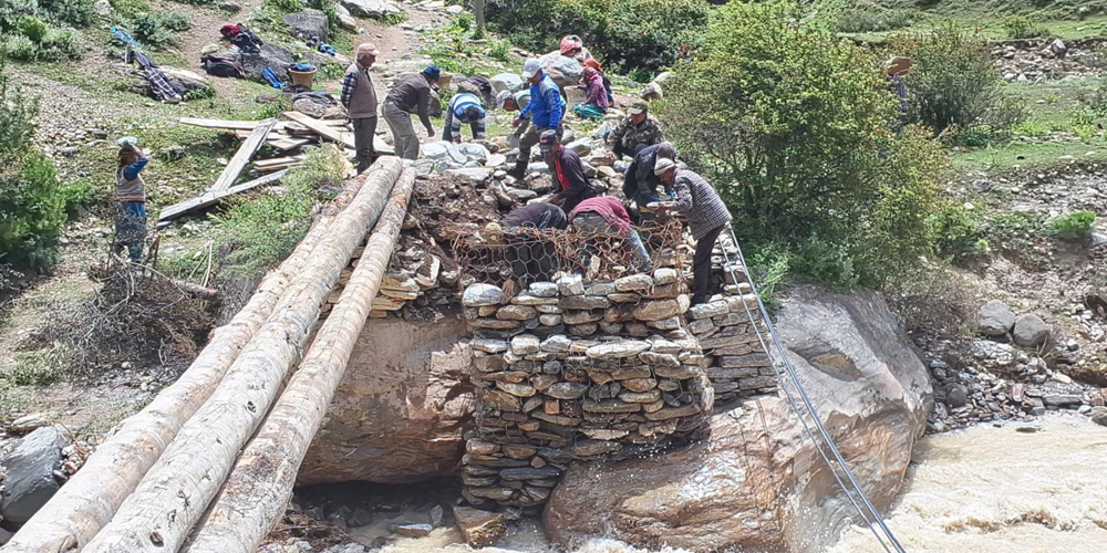 छाङ्गरु र तिङ्कर गाउँका पीडाः गाउँ जान बाटो छैन, फोन गर्न सञ्चार छैन