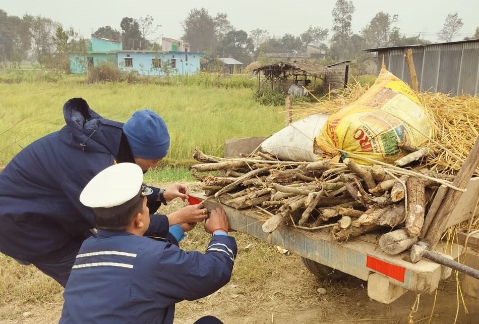 कैलालीमा दुर्घटना न्यूनीकरण गर्न गोरु गाडामा स्टिकर