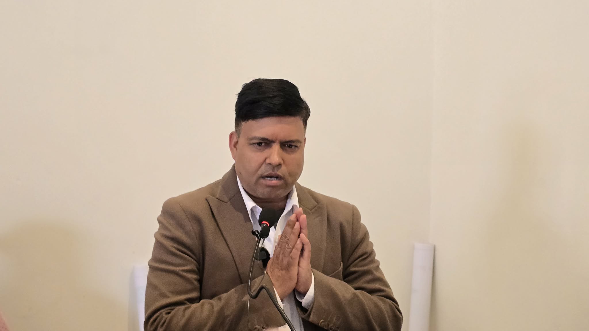 कैलाली- ५ का एमाले उम्मेदवार ढुङ्गानाले सार्वजनिक गरे प्रतिबद्धता, धनगढीलाई महानगर बनाउने दाबी